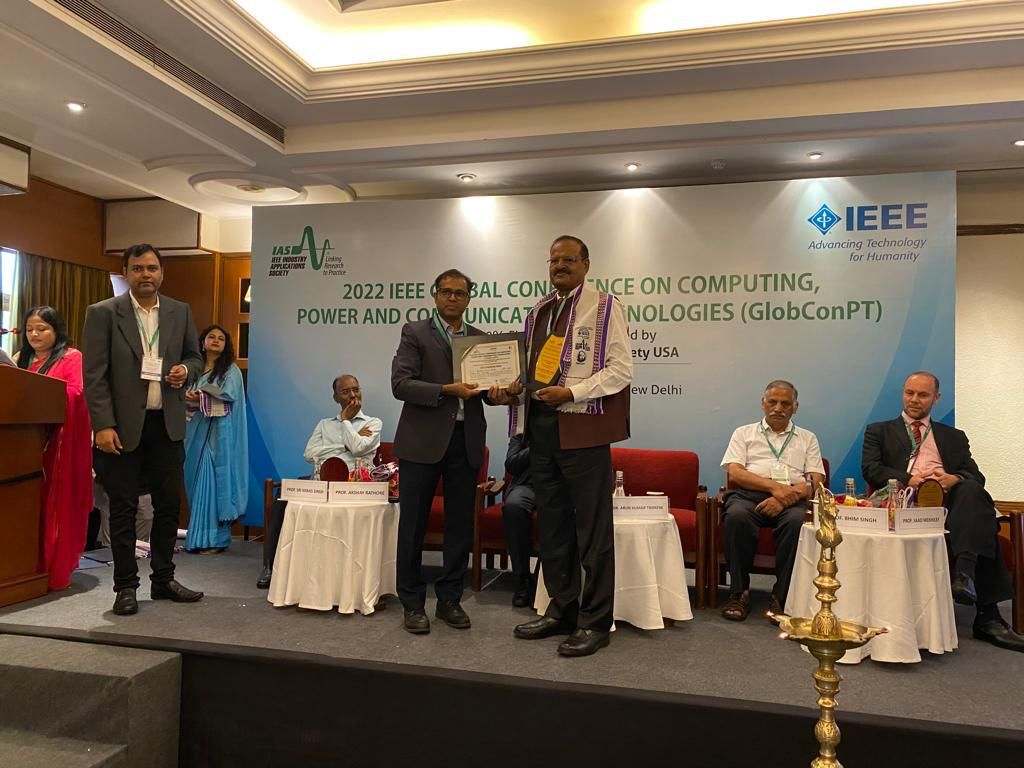 SMVDU, Vice Chancellor Prof. Sinha receiving Elite Academician Award at New Delhi.